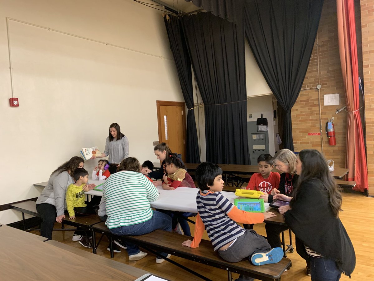 Students in the ABC program reading, “If You Give a Mouse a Cookie.”  Some students helped make cookies for their peers!  #igniteD205 ⁦<a href="/HawthorneABC/">Alyssa Zizzo</a>⁩ ⁦<a href="/ABCFranksHAE/">Elizabeth Franks</a>⁩