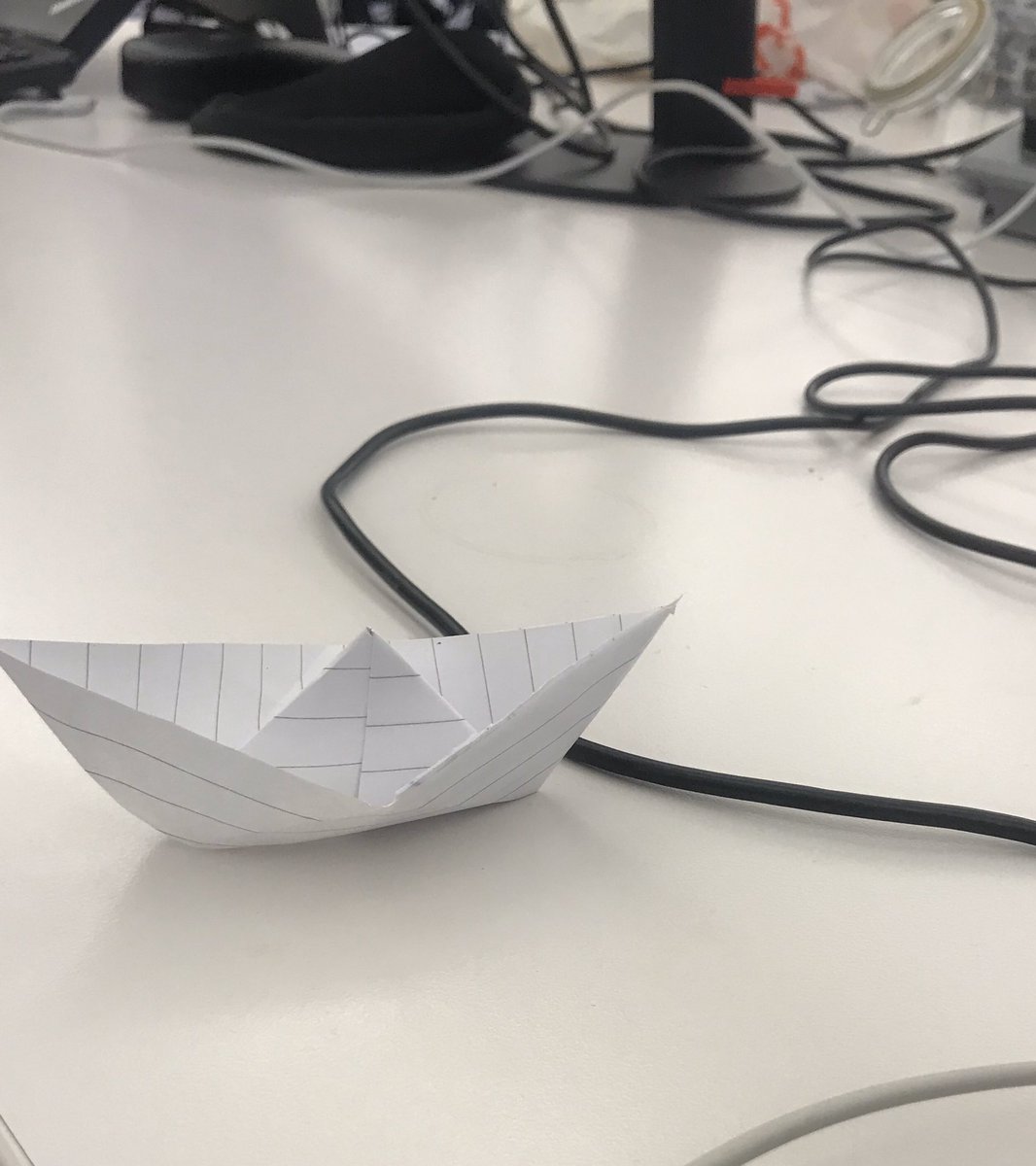 aashi_lunia's tweet image. Things you do when you see paper lying around ! Best use of waste paper- turn it into something fun ! ⛵️@BritishOrigami #funwithpaper #dontwasterpaper #createmagic #origami