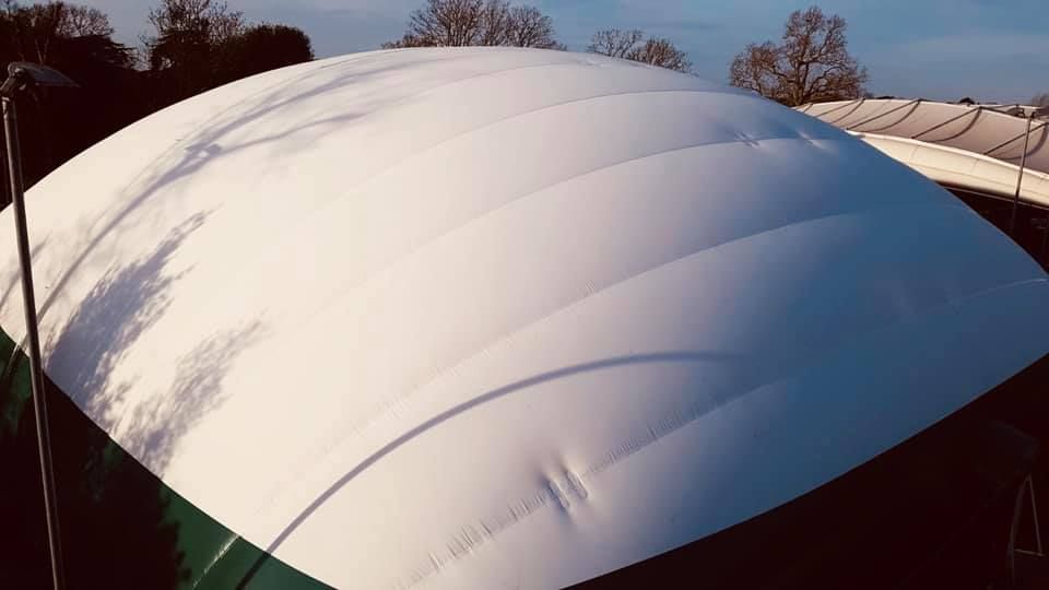maffeisengineer's tweet image. The UK’s National Tennis Centre in Roehampton, South West London, is now covered by an Airdome designed by Maffeis Engineering and constructed by CIS 2000 - Cover Technology.
#MaffeisEngineering #CIS2000 #airsupportedstructure #NTC #AirSupported #AirDome

sporteimpianti.it/en/notizie/roe…