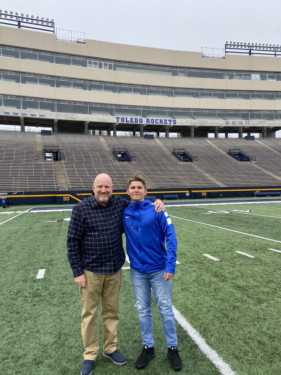 lukeknightqb's tweet photo. Thank you so much to @ToledoFB for letting me tour the beautiful campus and facilities at Toledo! I had a great time talking with @ToledoQBs and meeting the rest of the coaching staff! #gorockets 🚀@CoachCandle @Kevin_Beard9 @vkehres @RickyCicconeUT @CoachRossWatson @coachhallett https://t.co/IuTpCW4Rqm