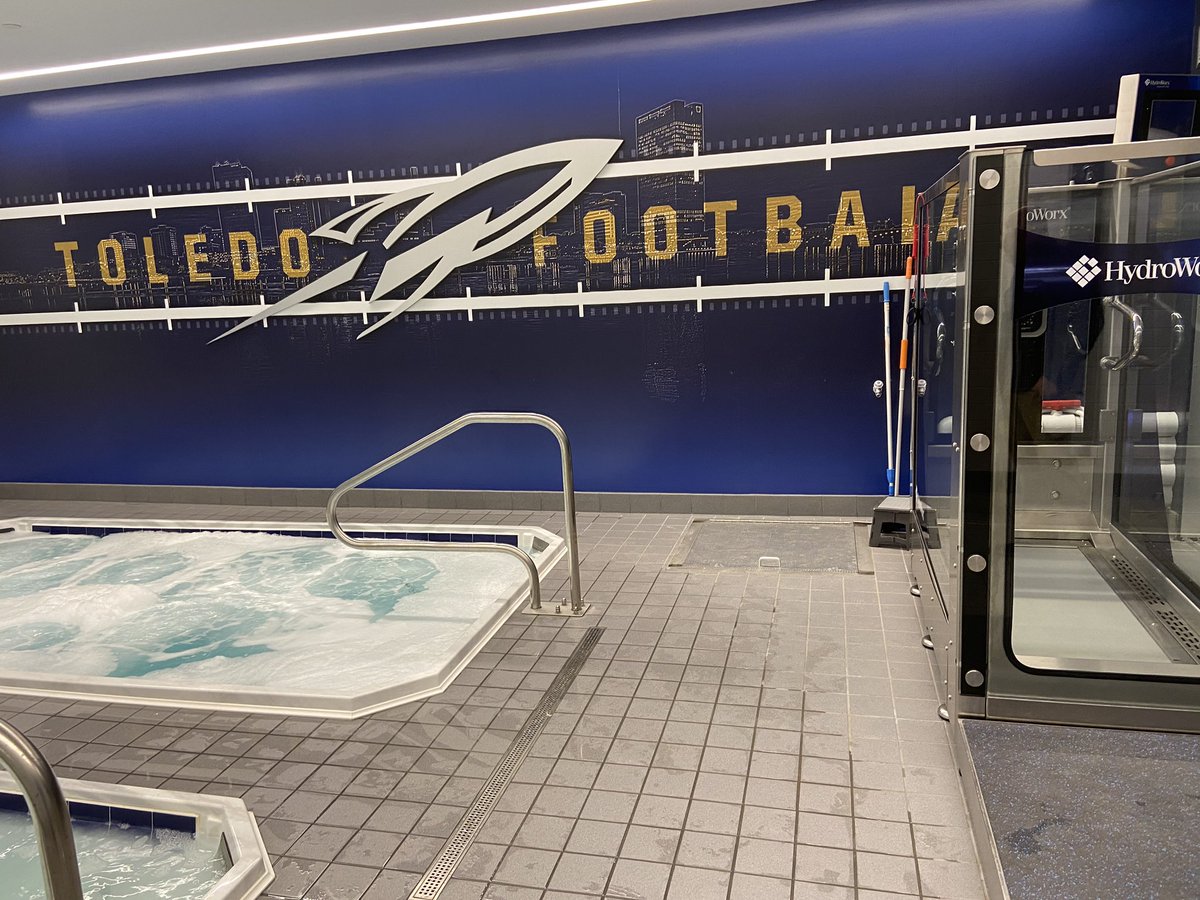lukeknightqb's tweet photo. Thank you so much to @ToledoFB for letting me tour the beautiful campus and facilities at Toledo! I had a great time talking with @ToledoQBs and meeting the rest of the coaching staff! #gorockets 🚀@CoachCandle @Kevin_Beard9 @vkehres @RickyCicconeUT @CoachRossWatson @coachhallett https://t.co/IuTpCW4Rqm