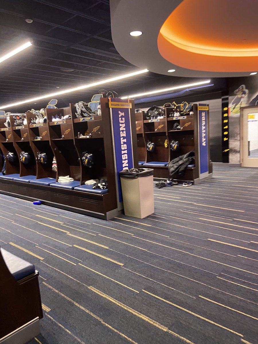 lukeknightqb's tweet photo. Thank you so much to @ToledoFB for letting me tour the beautiful campus and facilities at Toledo! I had a great time talking with @ToledoQBs and meeting the rest of the coaching staff! #gorockets 🚀@CoachCandle @Kevin_Beard9 @vkehres @RickyCicconeUT @CoachRossWatson @coachhallett https://t.co/IuTpCW4Rqm