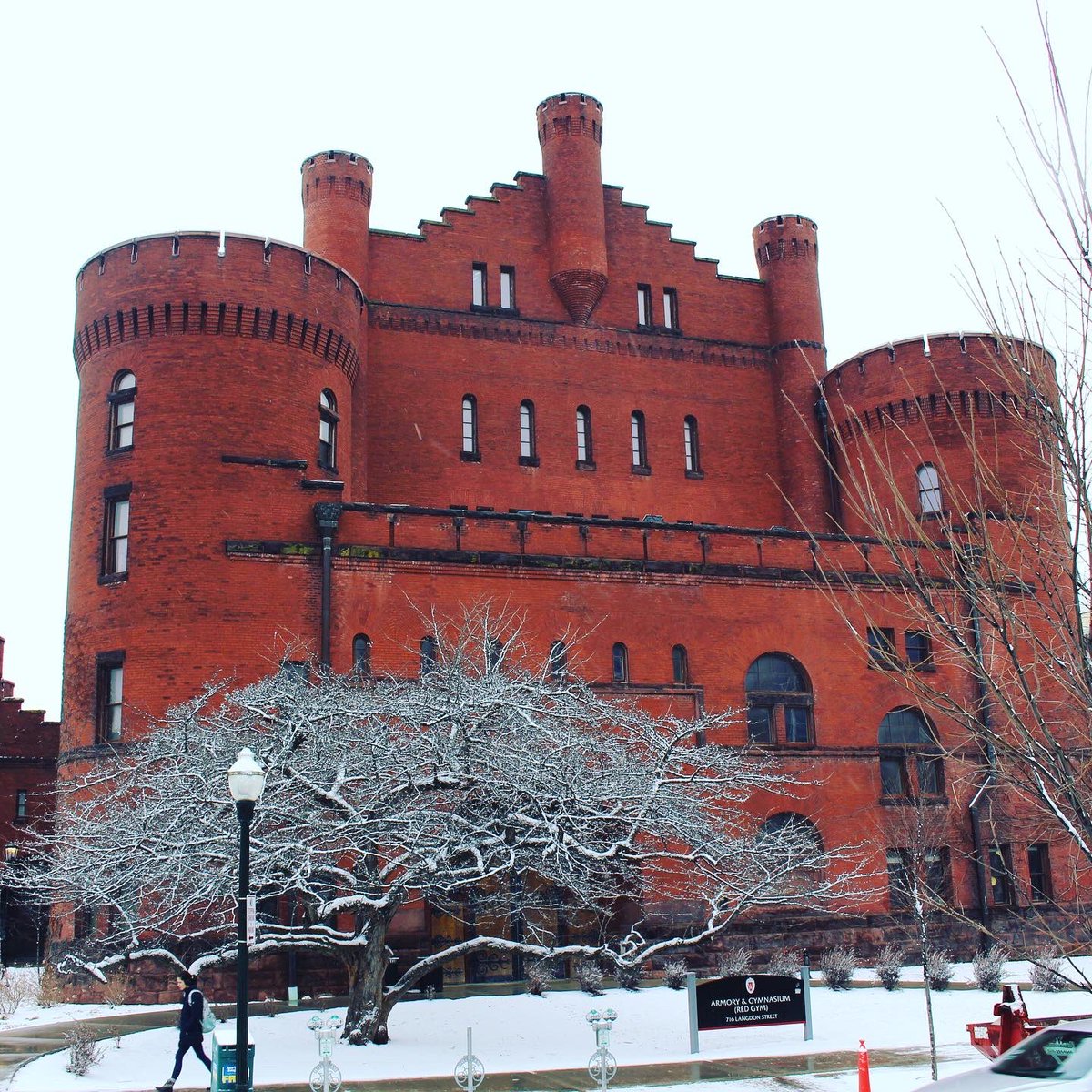UWAdmissions's tweet photo. A few fresh flakes of snow before #UWSpring kicks in, #FutureBadger. https://t.co/9QcNW9i5j8
