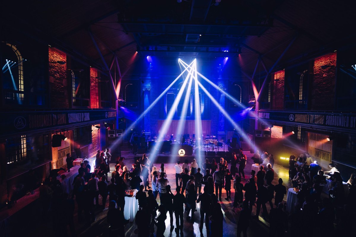 aDynamiteEvent's tweet photo. Lighting a big venue isn't always easy, but doing it well, well, that's art! ⚡️
#lightingdesign #Lighting https://t.co/6fVvDZpPmt