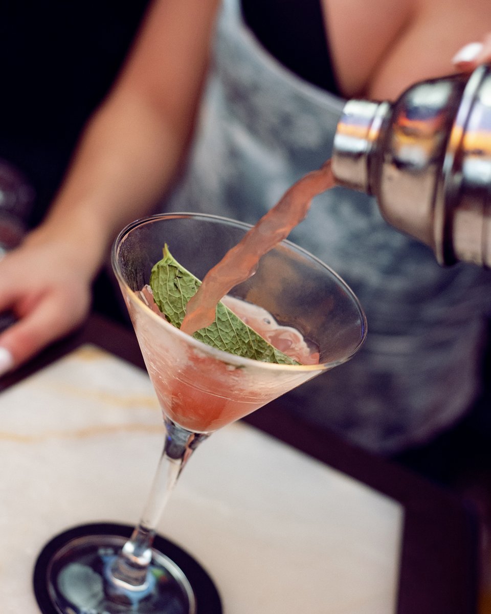 BlueKendall's tweet photo. 🌿Tuesdays are better with Martinis🍸
'Tini Tuesdays @bluemartinikendall
🍤Enjoy 50% Off food &amp; drinks 4pm-8pm during our fabulous Happy Hour https://t.co/hyksnlZqhq