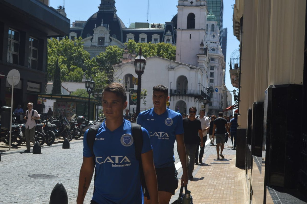 ClubGodoyCruz's tweet photo. #PrimeraDivisión ⚽️

El plantel ya llegó a Buenos Aires.

#VamosTomba 💪🏻 https://t.co/3Em1C7BUfI