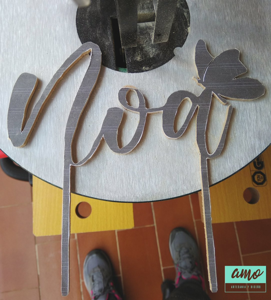 AMO_Artesania's tweet photo. Topper cake 🍰
📏: 15x15x0.8cm
#toppercake #cake #lettering #scrollsaw #wood #woodart #woodworking #ecofriendly #craft #artesania #design #diseño #inprogress #artamo https://t.co/2XZDr6YwY8