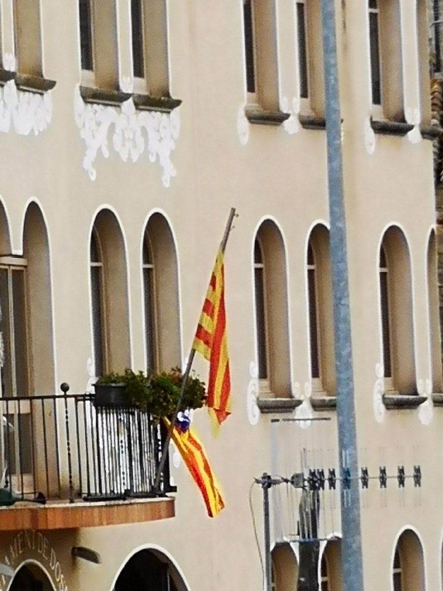 ANC_Dosrius's tweet photo. Aquesta setmana l’Alcalde accidental de Dosrius ha decidit penjar l’Estelada al balcó de l’Ajuntament com a reivindicació de la majoria independentista de Dosrius. I llueix així de maca: (foto Rafael) https://t.co/YJLNg0eIAm