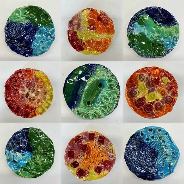 GregoryArtists's tweet photo. Fossilmania! Kindergartners explored fossils and mark-making in clay with found objects like popsicle sticks, lace, LEGOs, shells, plastic dinos, wooden beads and more. Can you spot the marks each object made? 🦖🦕 #wo2world https://t.co/DwEizBmDnk https://t.co/7vHxzxMUtP