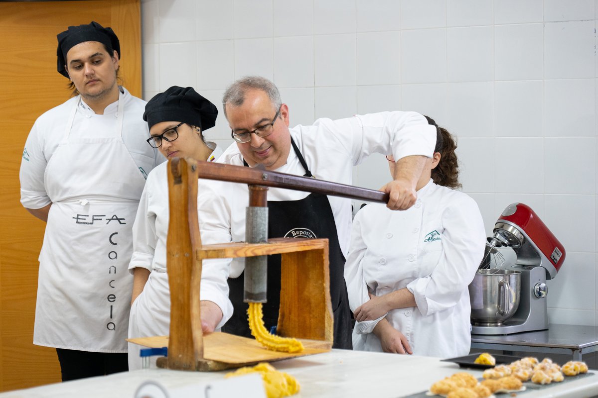 TurismoMelide's tweet photo. Hoxe asistimos a un novo obradoiro promocional da repostaría tradicional da Terra de Melide e da @festadomelindre  que terá lugar a segunda fin de semana de maio
Estaba todo delicioso 😋
#Melindres #Ricos #Amendoados https://t.co/dYG3H8qsBp