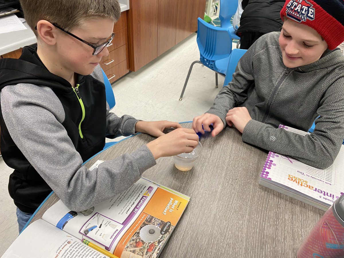 MrsAmyHoff's tweet photo. How can pollution affect water? These scientists enjoyed experimenting with affects of pollution today. #theMESway https://t.co/RiwFanD4mE