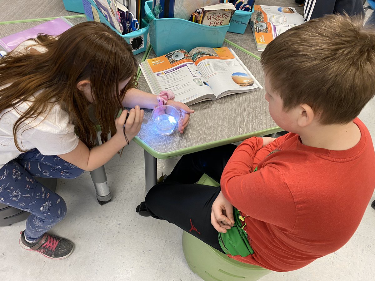 MrsAmyHoff's tweet photo. How can pollution affect water? These scientists enjoyed experimenting with affects of pollution today. #theMESway https://t.co/RiwFanD4mE