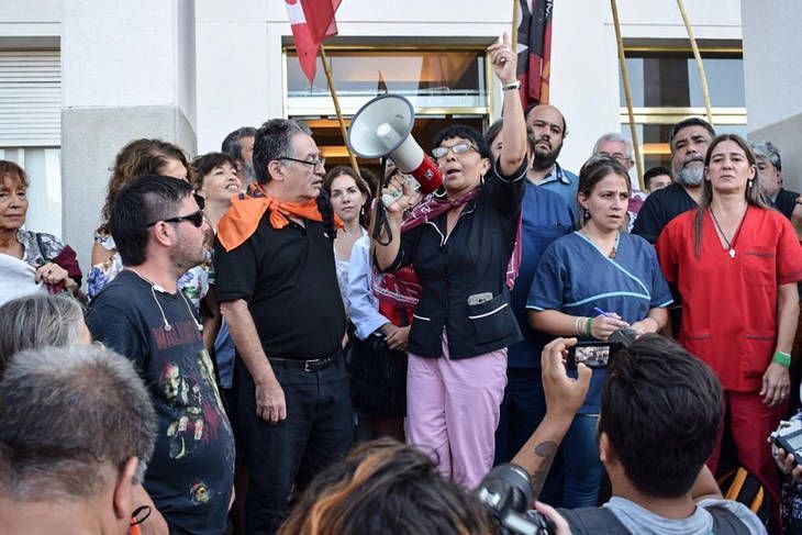 tiempoarg's tweet photo. Luchar sirve: el Hospital Posadas comienza a reincorporar a las trabajadoras y trabajadores despedidos por el macrismo.👏👏👏 https://t.co/ZZ2iRPY7mB https://t.co/AMQoSlBx0S