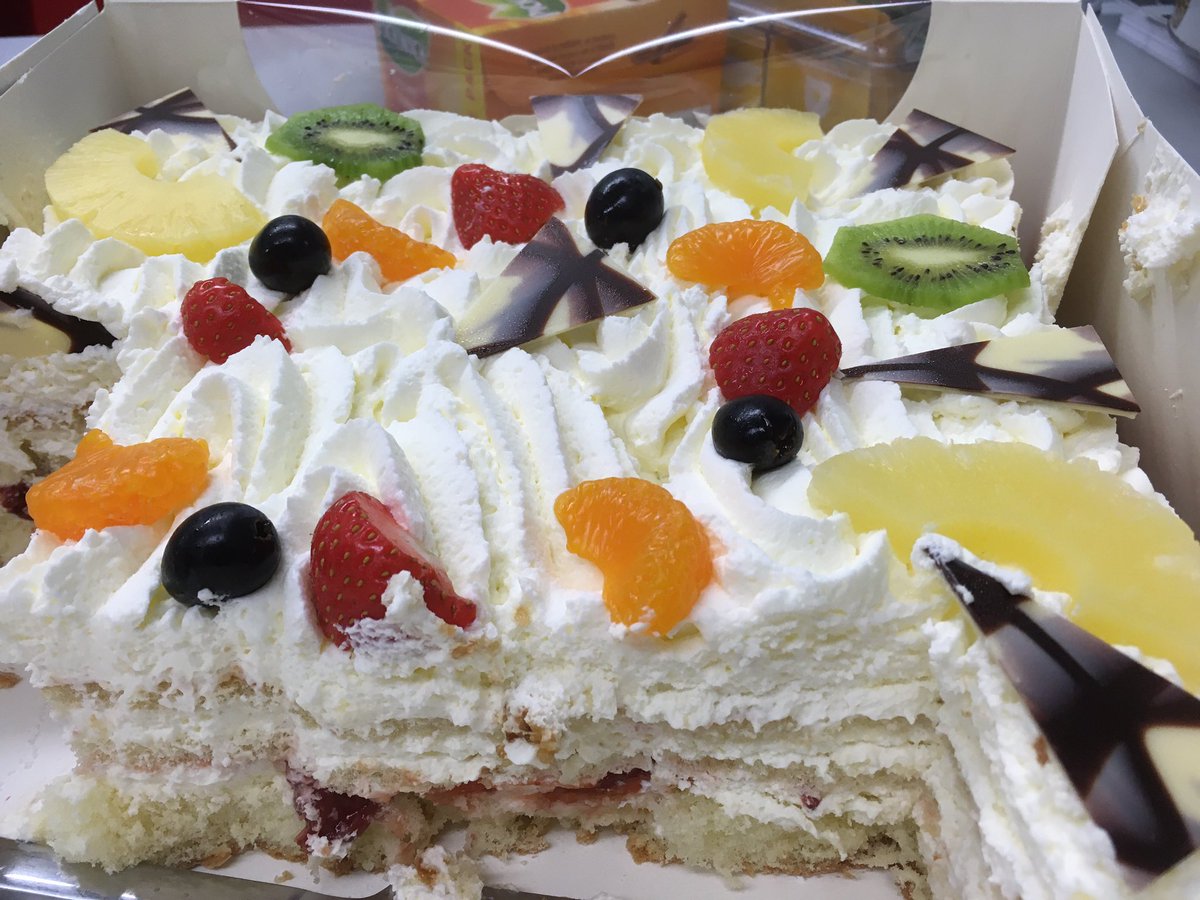 Taart 🍰 op de praktijk 😋 #blijeboer dat het bedrijf en vooral de dieren weer lekker lopen na griep uitbraak tijd geleden. #diergezondheid #teamwork #blijekoeblijeboer <a href="/gezondekoeienb1/">gezondekoeienbeterboeren</a> #melkveebedrijf bakkerij <a href="/JumboMulder/">Jumbo Mulder</a>