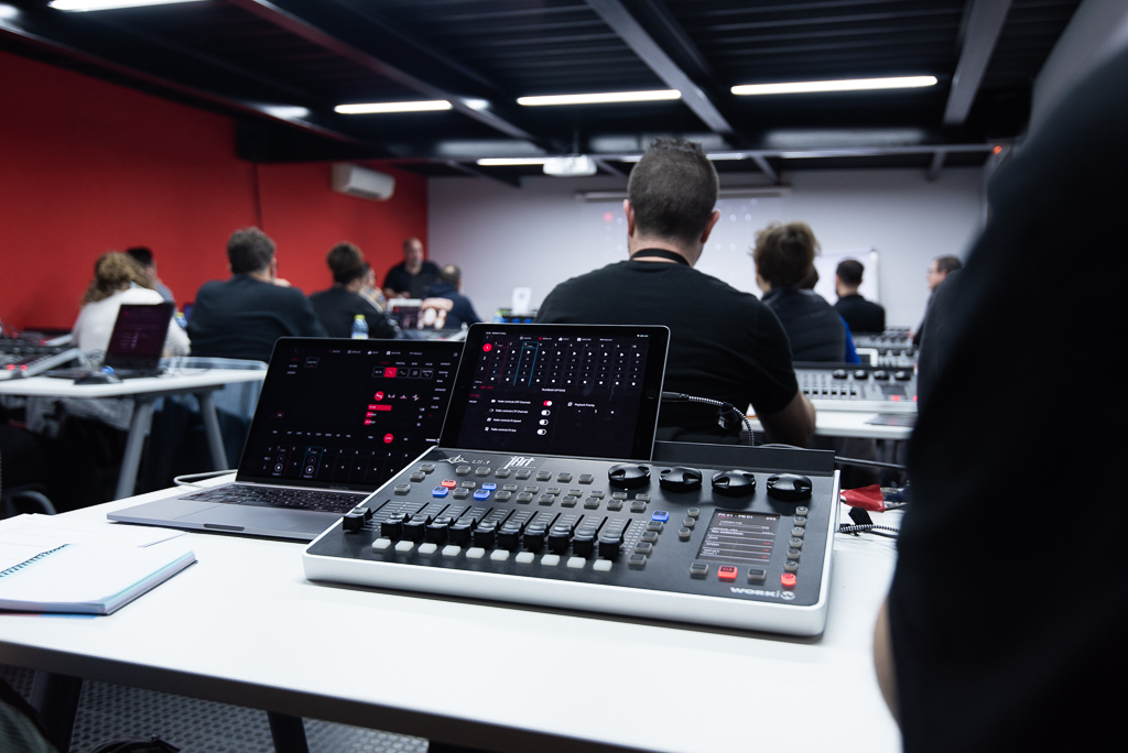 Equipson's tweet photo. ¡Gran curso de #lightshark celebrado hoy en las instalaciones de @Equipson ! ¡Gracias a todos los asistentes por venir! Cada vez más #lightsharkaddict 👏🏻
#stage #lighting #avtweeps #lightingdesign #lightingdesigner #lighting_design #lightingideas #entertainment #backstage https://t.co/UwAWGPfo0e