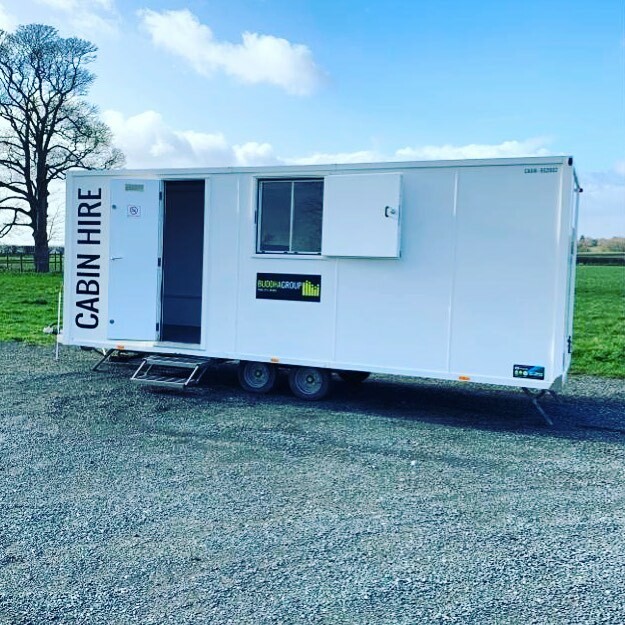 One of our towable production offices out in the wild! Great for #locations with no #HIAB requirement &amp; the fact you can get them pretty much anywhere without lots of trackway! #onsite #cabinhire #filmtv #events #eventprofs #equipmenthire #cabin #siteoffice #productionoffice