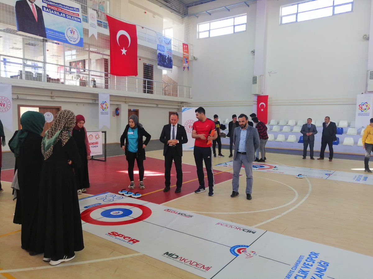 Altunhisargenc's tweet photo. ALTUNHİSAR KAYMAKAMI YUNUS EMRE AKPINAR'DAN PROJEMİZE DESTEK.
Gençlik ve Spor Bakanlığı GPDP 2019/1 kapsamında desteklenen "ALTUNHİSAR GENÇLİĞİ TEK SES TEK YÜREK"projesi çerçevesinde verilen Floor Curling eğitimlerini ziyaret eden Kaymakamımız gençlerle birlikte curling oynadı. https://t.co/Ap9xmK0LrJ