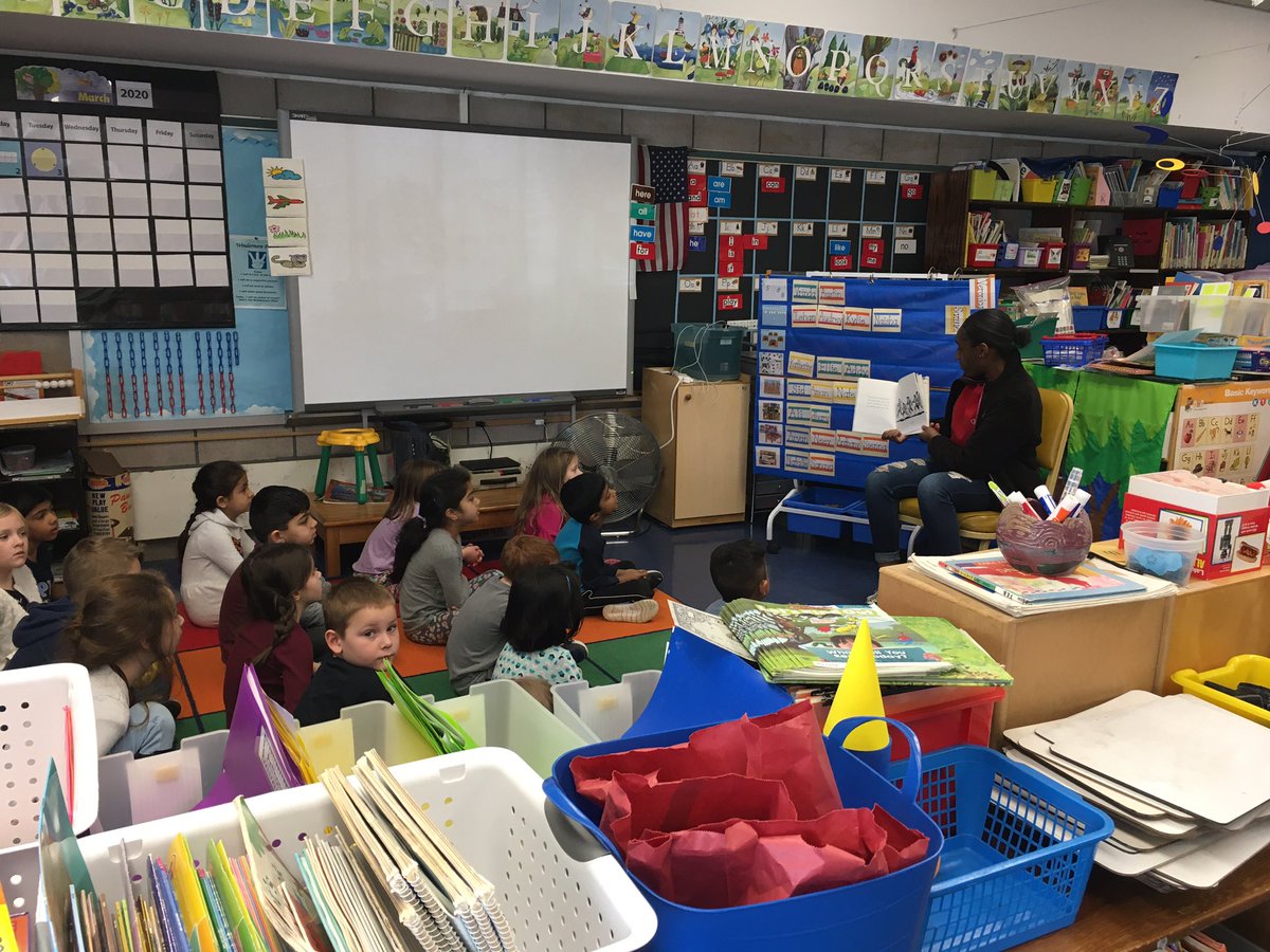 ellingtonHSlib's tweet photo. EPS loves Read Across America!  First annual High School/Elementary pair-up https://t.co/g0AdWocHfo
