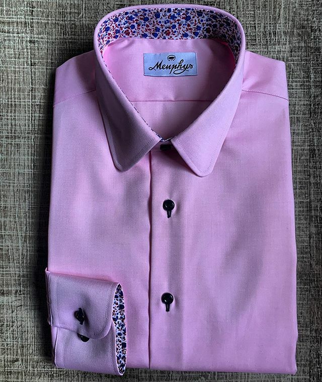 #chemise #surmesure #menphys #homme #rose #coton #popeline #poignet #col #opposition #fleurs #liberty #motifs #bouton #bleu #madeinfrance #originefrancegarantie #lookdujour #tenuedujour #tdj #dressing #mode #modehomme ift.tt/2VS80b9