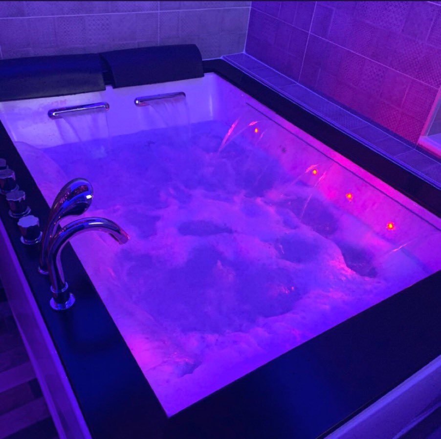 Twatch_Me_'s tweet photo. Imagine this w the love of your life having a deep intellectual conversation, some wine , a blunt and old school music >>>> a vibe https://t.co/3fK2gTRcGv