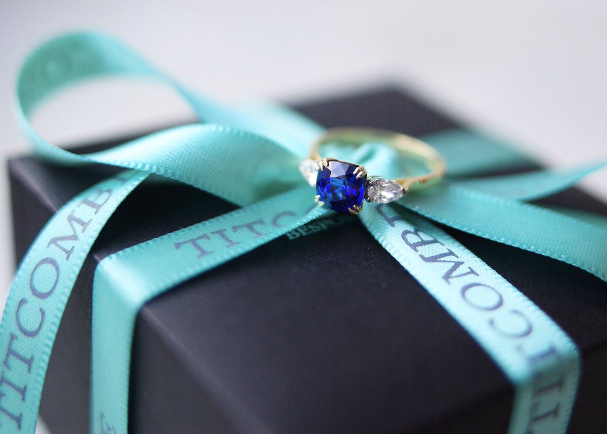 JohnTitcombe1's tweet photo. Completely in love with the royal blue tone of this 1.58ct unheated Sri Lankan sapphire.
•
#bluesapphire #sapphirering #sparkle #sapphireanddiamond #engagementring #proposal #love #isaidyes #jotd #trilogy #royalblue #srilanka #ceylonsapphire #unheatedsapphire #bespokejewellery https://t.co/Kl2CZzbZy9