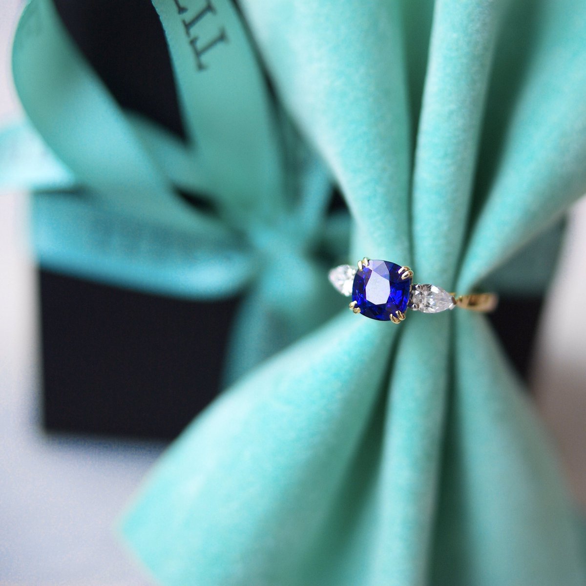 Completely in love with the royal blue tone of this 1.58ct unheated Sri Lankan sapphire.
•
#bluesapphire #sapphirering #sparkle #sapphireanddiamond #engagementring #proposal #love #isaidyes #jotd #trilogy #royalblue #srilanka #ceylonsapphire #unheatedsapphire #bespokejewellery