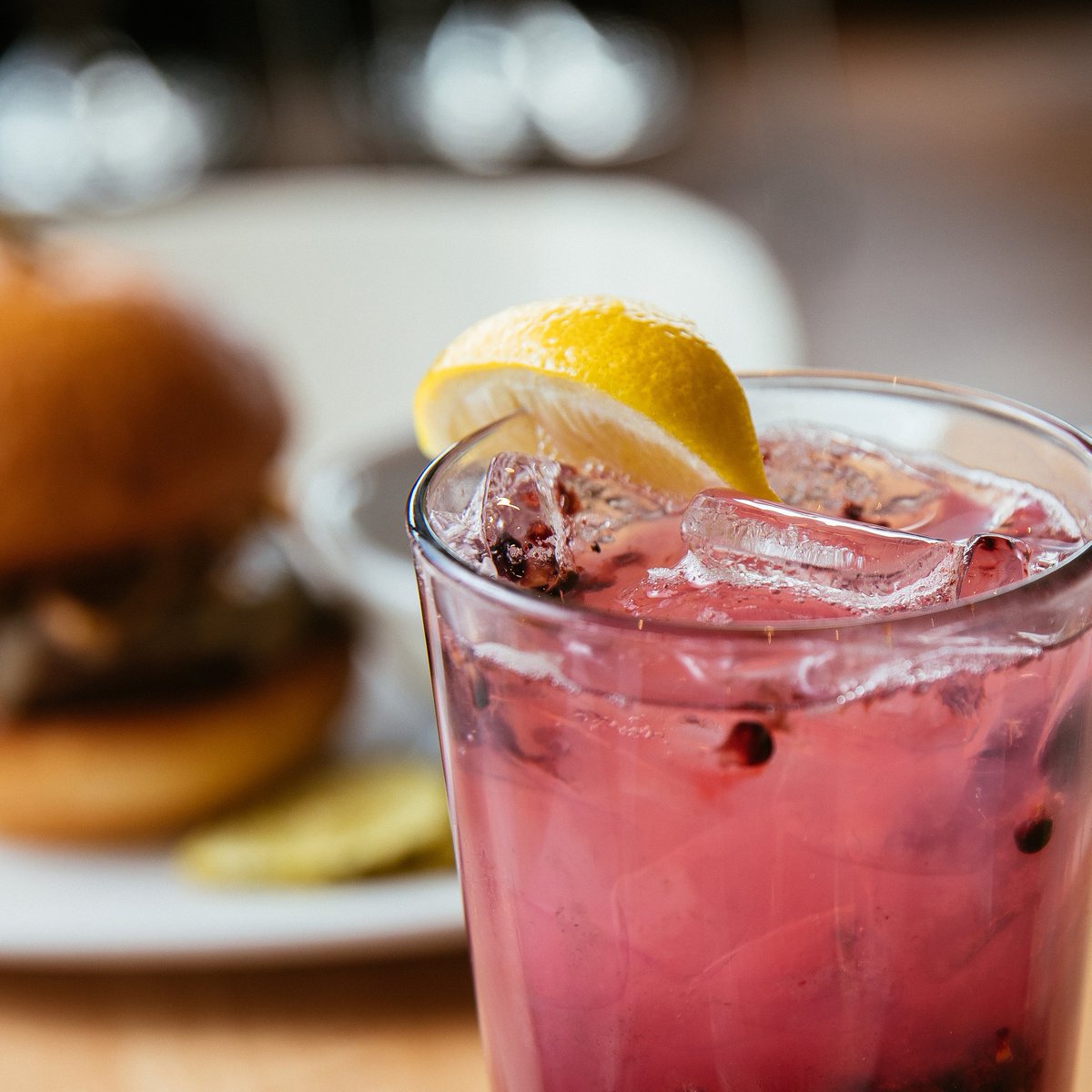 Lunchin' &amp; lookin' good. 😋
#zinburger #tasty