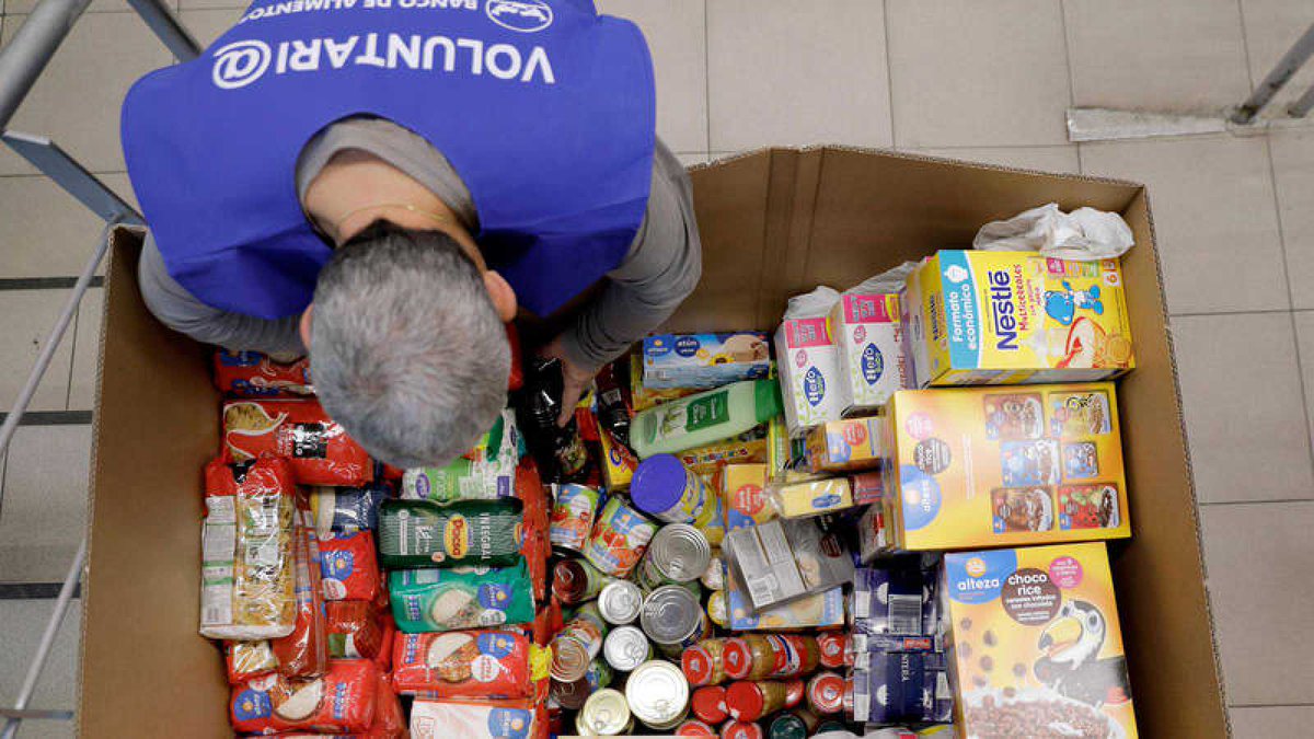 #Alcorcón 🥫⚽️ La <a href="/fpadalcorcon/">Fed. Peñas Alcorcón</a> ha puesto en marcha una campaña de recogida de alimentos para el <a href="/bancoalimadrid/">BancoAlimentosMadrid</a>. La <a href="/AD_Alcorcon/">A.D. Alcorcón</a> colabora ofreciendo una entrada para el partido del domingo ante el <a href="/CDMirandes/">Club Deportivo Mirandés</a> a quien done tres o más productos alcabodelacalle.es/la-federacion-…