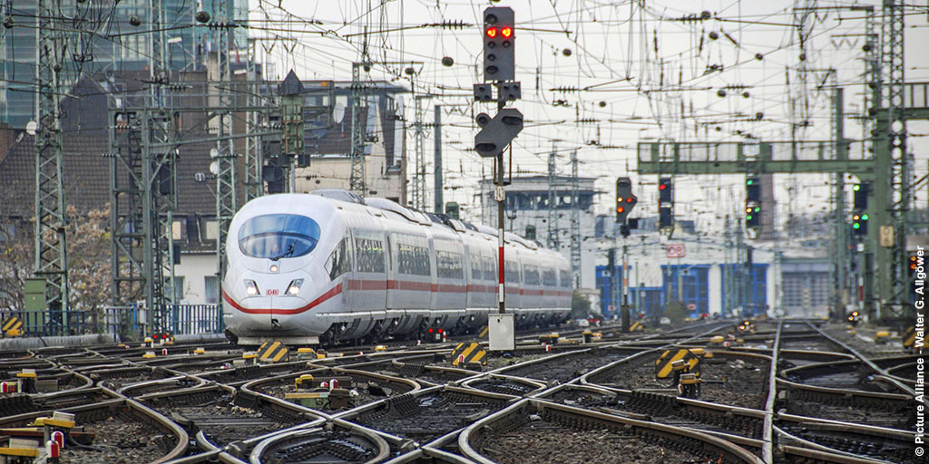 FU_Berlin's tweet image. Mit #Quantencomputern Fahrpläne der @DB_Bahn verbessern? Nur eine der vielen Möglichkeiten, die #KünstlicheIntelligenz bietet   und an denen #Informatiker wie @AdrianPaschke zusammen mit @fraunhoferfokus und @StoneOneAG forschen
Mehr dazu @Tagesspiegel 
t1p.de/r2r8