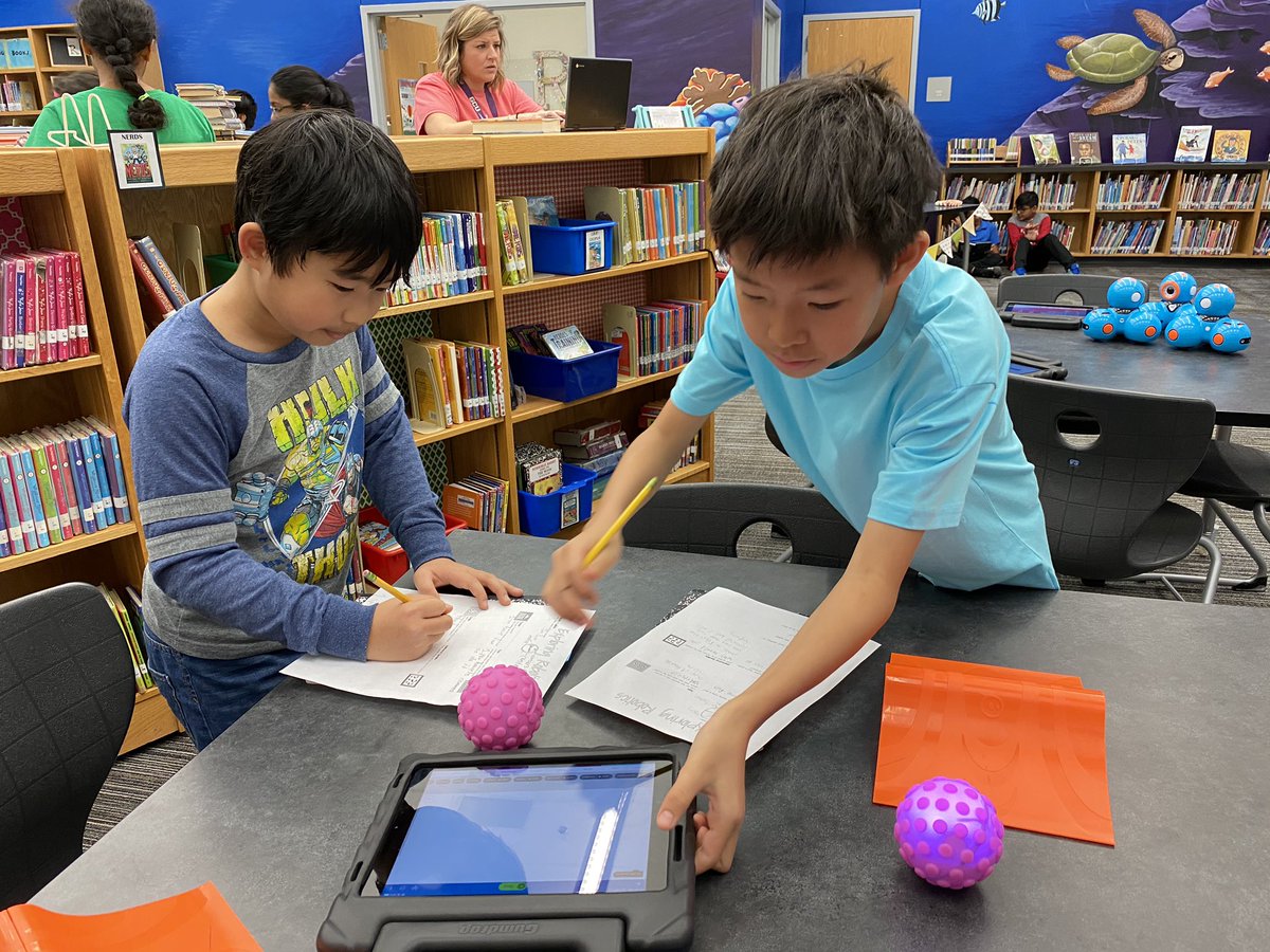 EduTseng's tweet photo. Using Depth and Complexity to explore the anatomy and function of robots in the library with @RiddleReads! @SpheroEdu @littleBits @FISD_Libraries @RiddleElem #fisdquest #fisdlearns #ourfisdstories #cubelets https://t.co/4HNIJM9t1v
