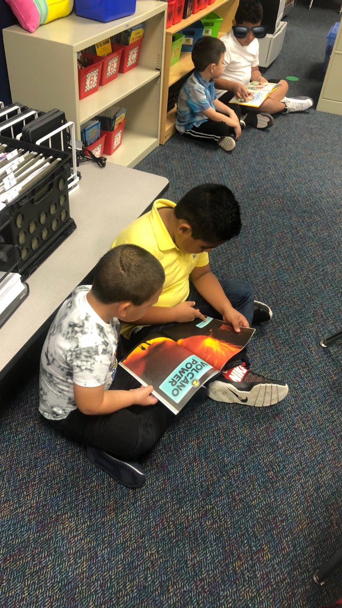 MsGarciaKinder's tweet photo. Be kind and read a book to a friend! So nice to see my former students reading to my class! We loved having Mr. C’s 3rd grade bilingual class for Read Across America week!📚@HemmenwayStreak #drseussweek #actofkindness #readacrossamerica #thankyou #hemmenwayallin #bilingualrocks https://t.co/exAVI0Y20U