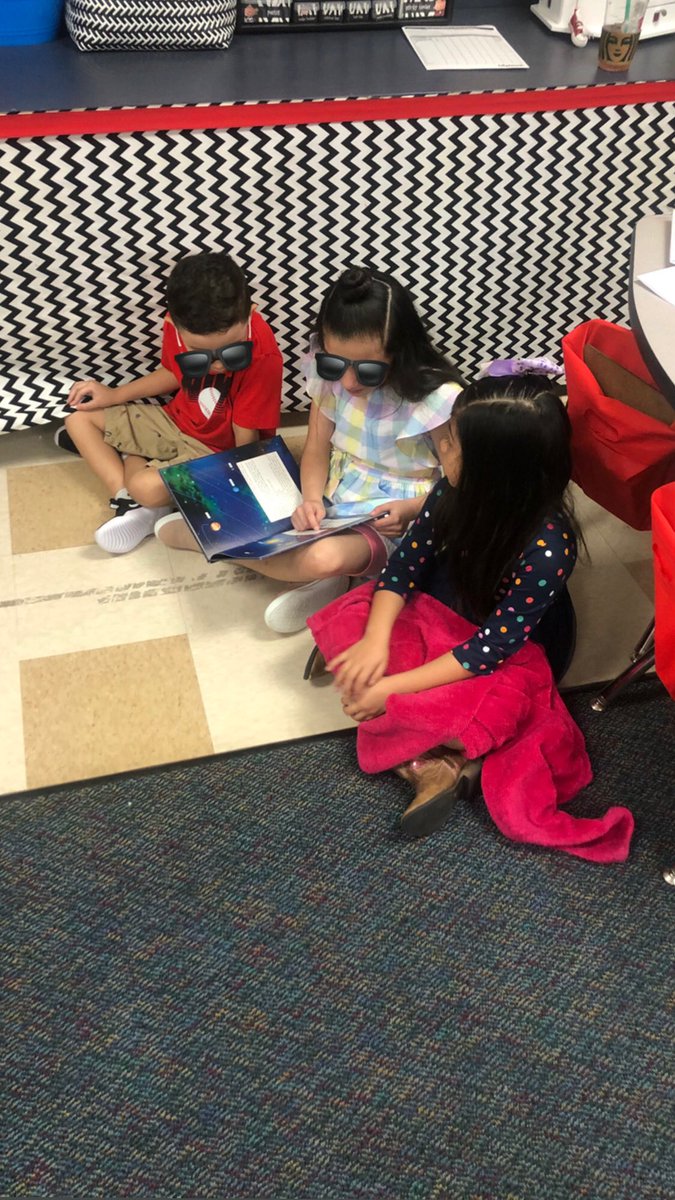 MsGarciaKinder's tweet photo. Be kind and read a book to a friend! So nice to see my former students reading to my class! We loved having Mr. C’s 3rd grade bilingual class for Read Across America week!📚@HemmenwayStreak #drseussweek #actofkindness #readacrossamerica #thankyou #hemmenwayallin #bilingualrocks https://t.co/exAVI0Y20U