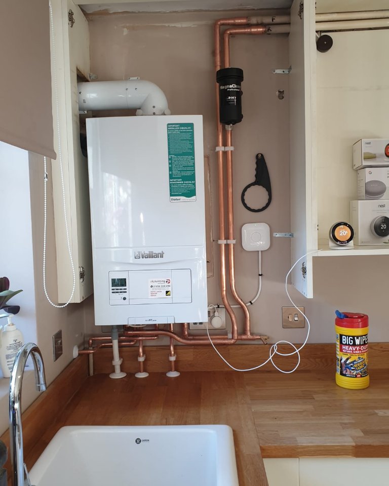 UKPlumbing's tweet photo. Check out our recently installed Vaillant combination boiler.
#BoilerUp #Vaillant #VaillantAdvance #Gassafe #Heating #boilerinstall #happycustomer #plumbing #whichtrader #Surrey #Hampshire https://t.co/HqadGhDajB