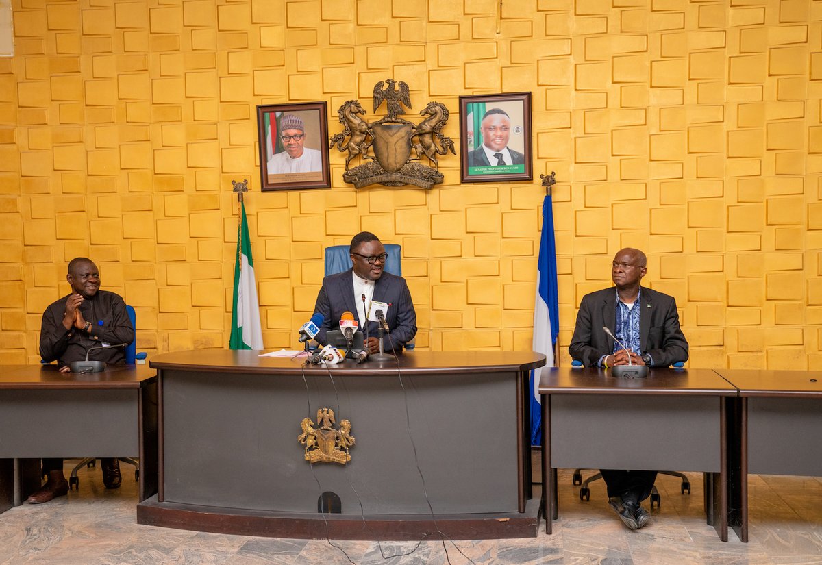 FMWNIG's tweet photo. Fashola Meets Governor Ayade  during Verification Tour of The Inter-Ministerial Committee on The Reimbursement of Expenditure Incurred on Federal Government Projects By State Governments To Cross River State.
https://t.co/wTp9zKMYG3 https://t.co/urdkSqDFN5