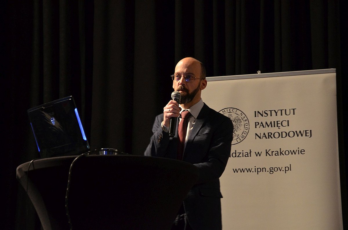 „Żołnierze Niepodległości. Walka o wolną Polskę 1944-1963” – w kinie „Kijów” półtora tysiąca małopolskich uczniów wysłuchało dziś prelekcji dr. Michała Wenklara z krakowskiego <a href="/BBH_IPN/">BBH IPN</a> i obejrzało dwa filmy dokumentalne o powojennej konspiracji antykomunistycznej. #IPN