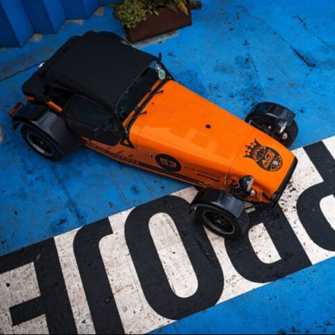 caterhamcars's tweet photo. Colour Contrast 🟠 🔵 The perfect background for a Caterham with @AvonTyresOfficial shoes on 👟 @sjb_photography #OnAvons #Caterham7 https://t.co/yGreYTPvaT