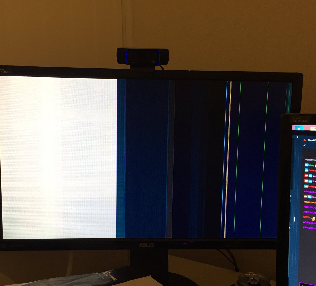 ElenaaMariel's tweet photo. Finaly a new monitor #iregretbuyingacurvedmonitor #yikes #butitsfine https://t.co/TzhQp58Iln