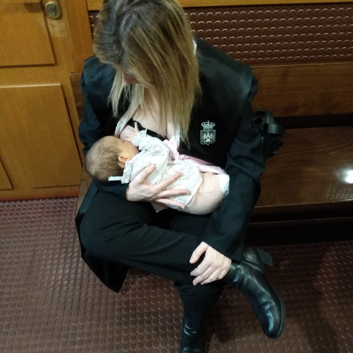 MartaRRFerrol's tweet photo. De esta guisa he tenido que estar hoy en el Juzgado de lo Social de Vigo (esos en los que se reclaman los derechos de los trabajadores). Por lo visto los bebés de las abogadas nos necesitan menos que los de las demás trabajadoras, porque suspendí el juicio, con informe https://t.co/GNH7cIv4nH