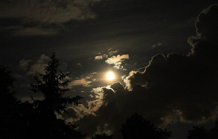 Темная туча закрыла солнце. Облака ночью. Ночное небо с тучами. Ночное небо с облаками. Лунная ночь.