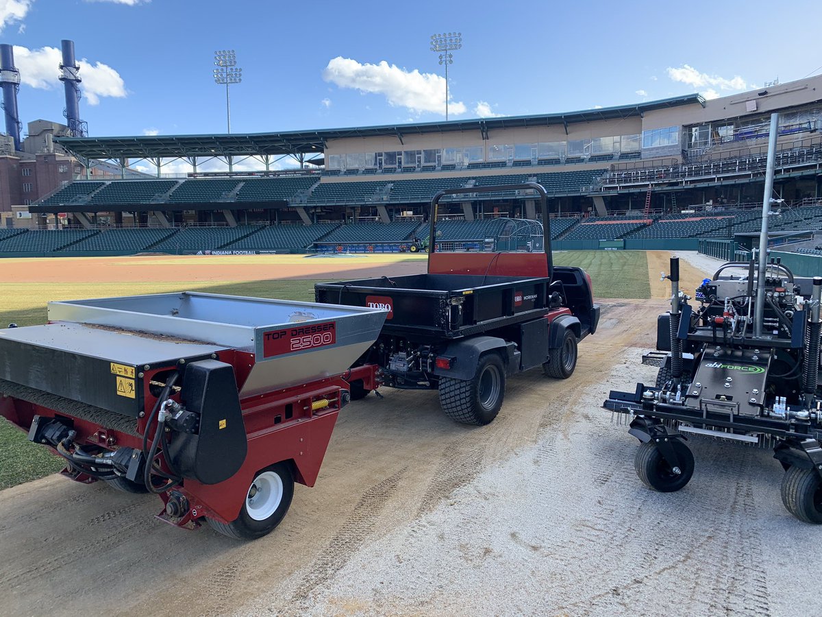 INDYINDIANSTURF's tweet image. What would normall take us 5 days to hand spread was cut to 1.5 days with the @TheToroCompany topdresser.  #backsaver