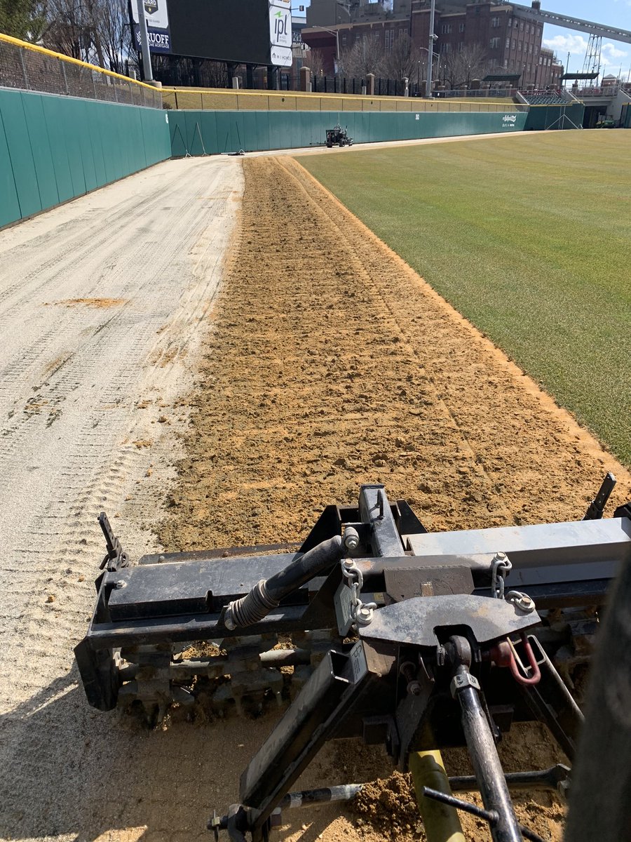INDYINDIANSTURF's tweet image. What would normall take us 5 days to hand spread was cut to 1.5 days with the @TheToroCompany topdresser.  #backsaver