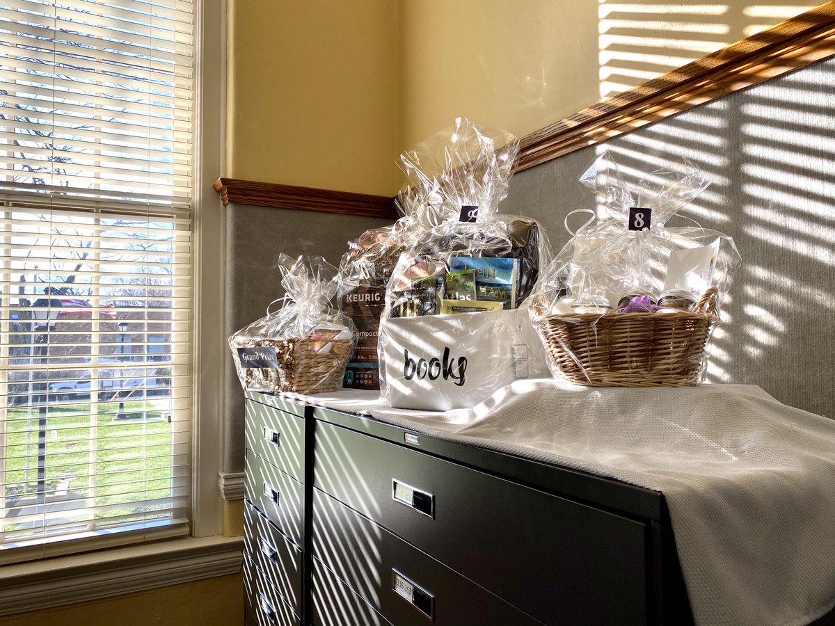 SCPLibraryKY's tweet image. Our Adult Winter Read prizes are glittering in the sunlight! Stop by the Library to sign up. The Adult Winter Read is sponsored by Hardees. 

#scplibrary #shelbyky #kylibraries #adultwinterread