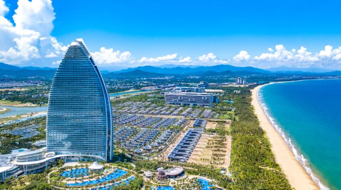 International hotels eye Haitang Bay.
Running 22km along the coast, Haitang Bay arguably has been the most popular stretch of beach in Hainan in recent years.ow.ly/GT7I50yC3T8