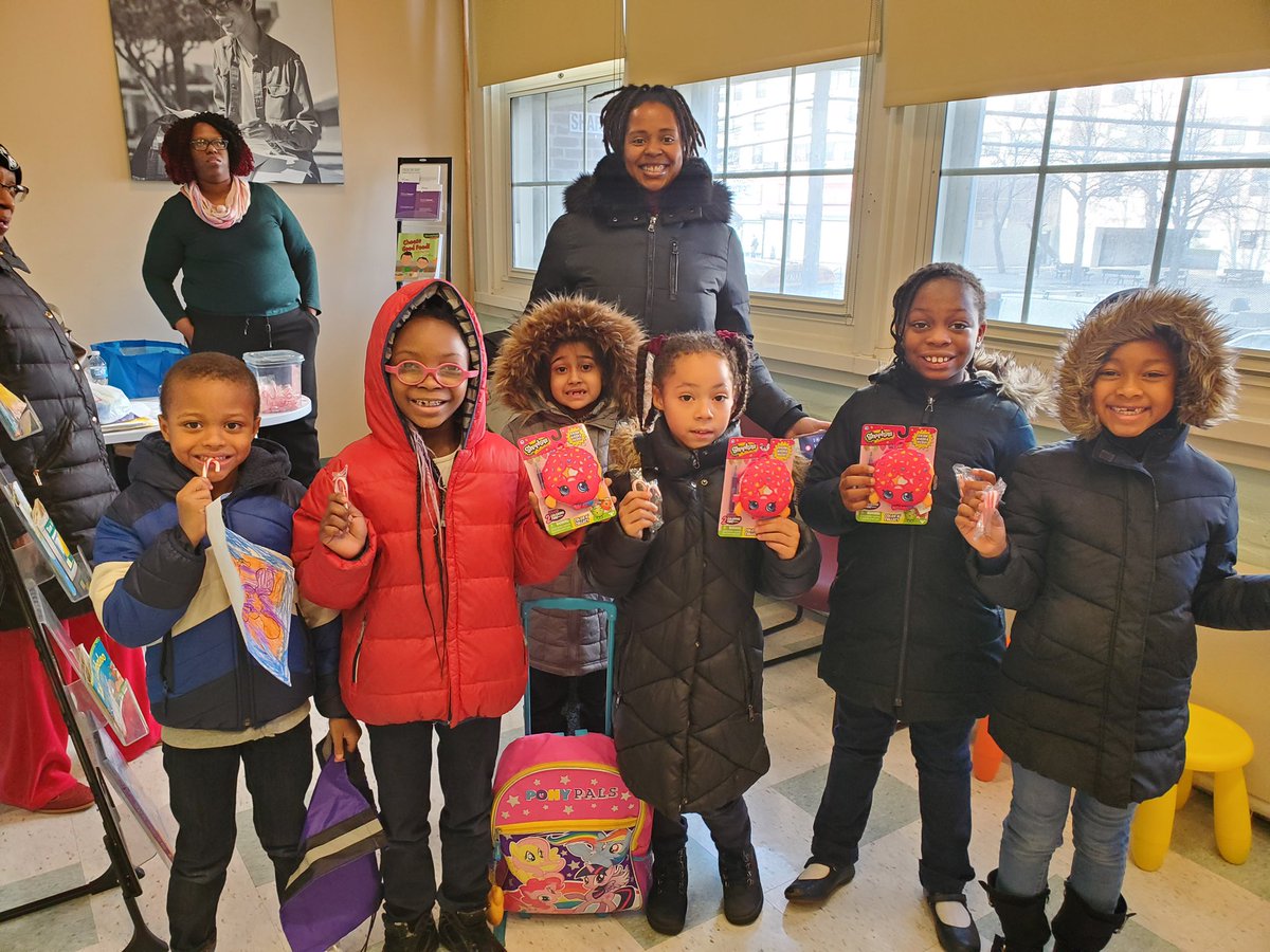UCS_UFT's tweet photo. #latergram Of students from @ps329q visiting #ps188 health vision center for their vision exams. ❤️👓❤️👓❤️👓
The vision clinic at #ps188 is engaging families from the Coney Island community to share this great resource! #ucsuft #unitedcommunityschools #unionproud #unionstrong https://t.co/yVq92i4ejL