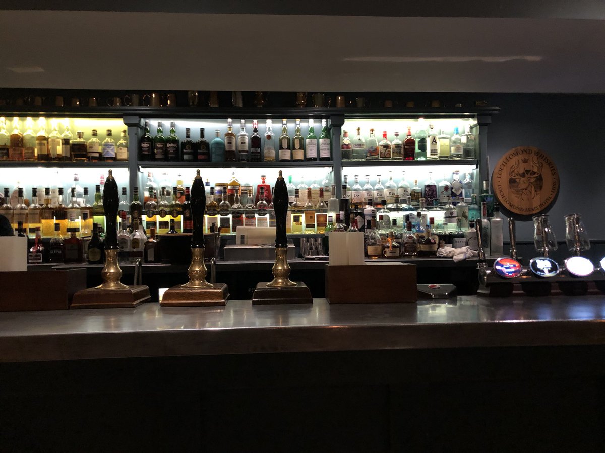 Didn’t know what to start with tonight. Too many 🥃 to chose 🤦🏽‍♂️<a href="/lochlomondarms/">LochLomondArms</a>. Great service and food was fantastic 👍🏴󠁧󠁢󠁳󠁣󠁴󠁿 #edandluontour
