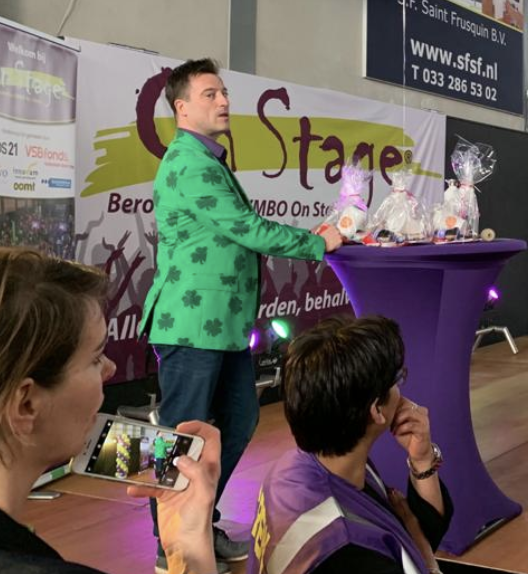VMBOOnStage's tweet photo. On Stage MC's van het eerste uur én in meerdere regio's: @danielstaakman > @HoutenOnStage
@bawet > @HaarlemmerMOS 

Check die dresscode ook! 💜💚 #vmbo #beroepenfeest https://t.co/34um4L2tvj