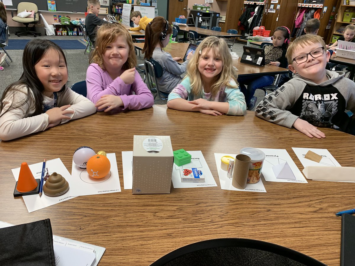 FarkasFirsties's tweet photo. Today we we went on a scavenger hunt to find real life 3D shapes! 

@HP_Pandas https://t.co/bT9tdLaotq
