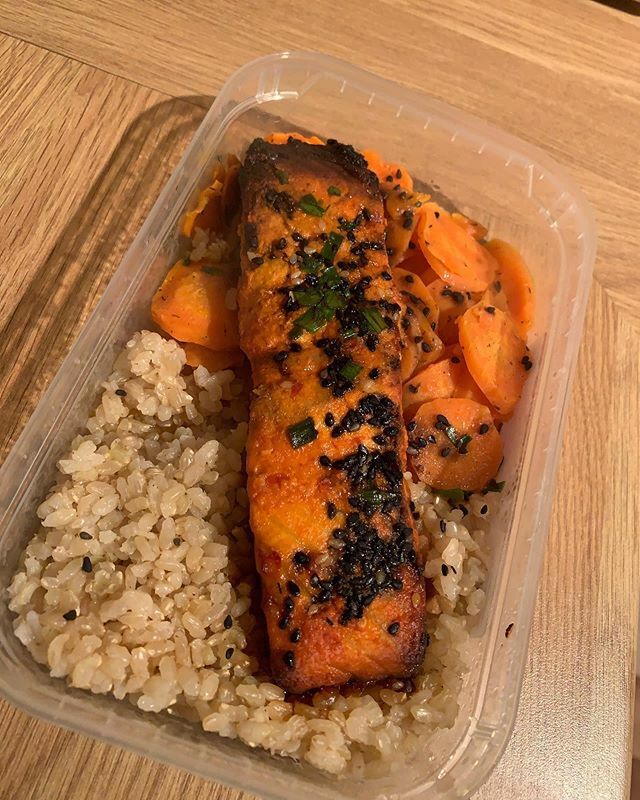 packed2much's tweet photo. My new favourite @scoffmeals  firecracker salmon, carrots and rice wow! https://t.co/KNgqwTUP3b https://t.co/6wQebcozC7