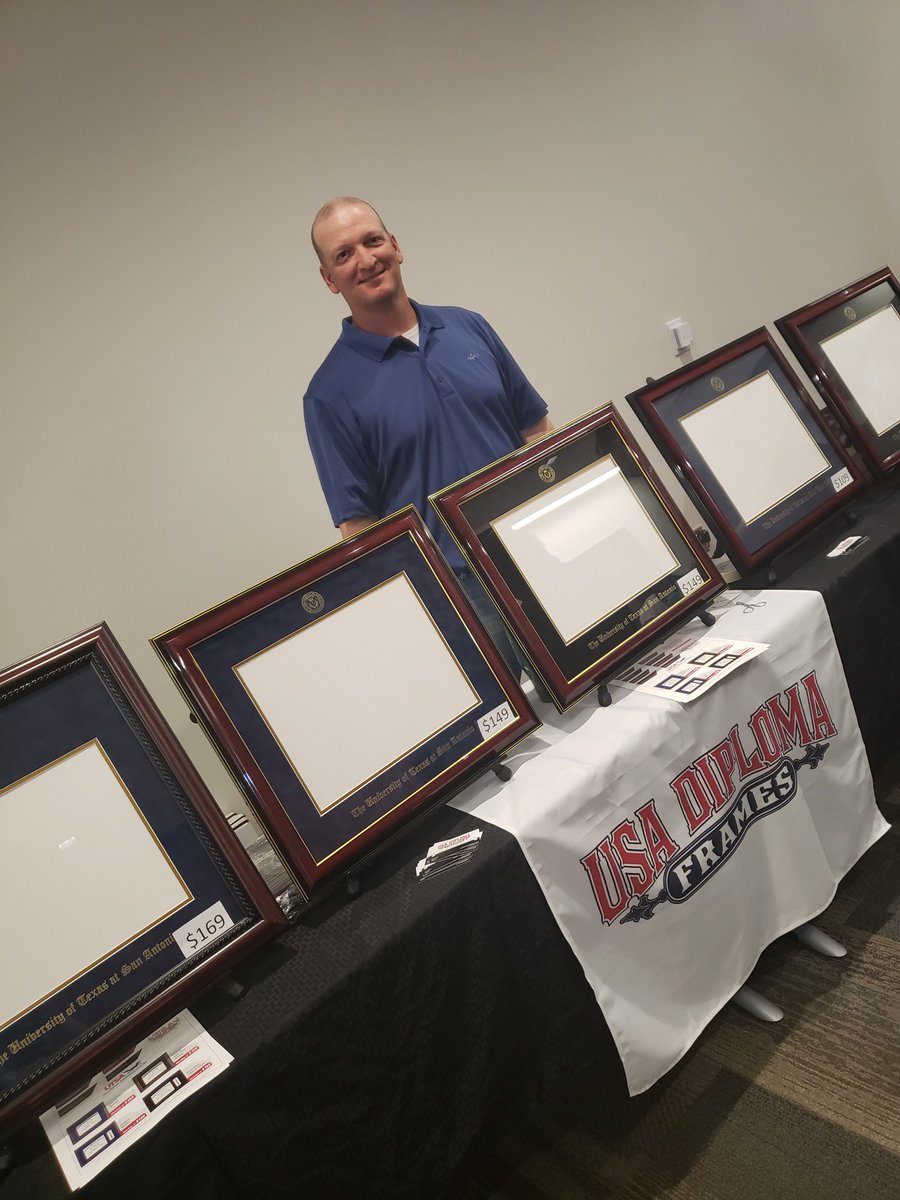 UTSA's tweet image. #UTSA Downtown Campus students are celebrating their upcoming graduation. Come by the Durango Building El Mercado Room before 7pm to get Commencement ready! #UTSAGradFest 🤙🎓