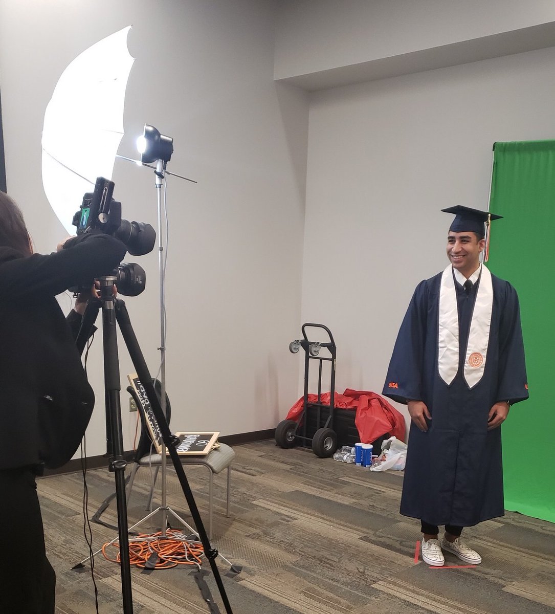UTSA's tweet image. #UTSA Downtown Campus students are celebrating their upcoming graduation. Come by the Durango Building El Mercado Room before 7pm to get Commencement ready! #UTSAGradFest 🤙🎓
